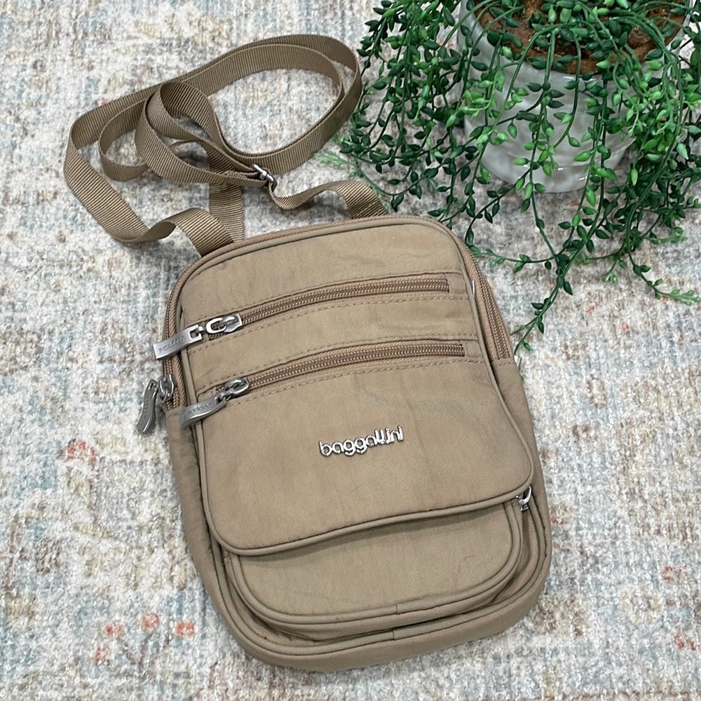 Baggallini crossbody bag